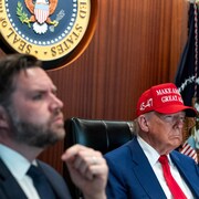 La Maison-Blanche a diffusé des images sur lesquelles Donald Trump et J.D. Vance semblent préparer les attaques en Iran, en réunion dans la « situation room » samedi.