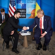  Volodymyr Zelensky et Donald Trump se serrent la main lors d'un point de presse du sommet de l'OTAN.
