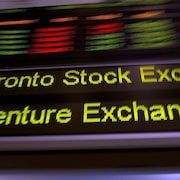 Une bande défilante où on voit les mots « Toronto Stock Exchange ».