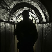 Ombre d'un soldat dans un tunnel.