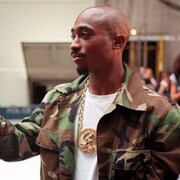 Tupac Shakur arrive au Radio City Music Hall de New York.