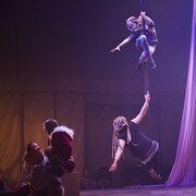 Performance de cirque sur la scène.