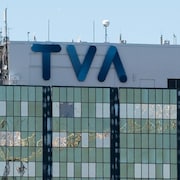 Logo bleu de TVA sur le toit d'un immeuble.