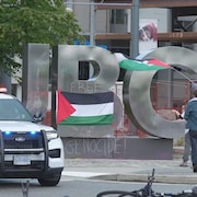 Le logo de l'UBC recouvert de deux drapeaux palestiniens. 