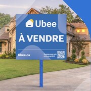 Une affiche À vendre devant une maison luxueuse