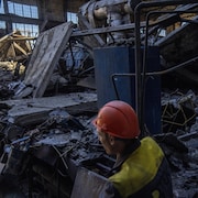 Des ouvriers dans une centrale thermique DTEK endommagée après une attaque russe en Ukraine, le jeudi 2 mai 2024. 