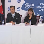 Les membres du Congrès des Ukrainiens canadiens en conférence de presse. 