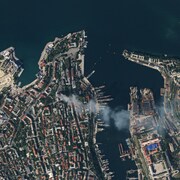 Image satellite montrant de la fumée qui provient du quartier général de la flotte russe en Crimée après une attaque de l'armée ukrainienne.