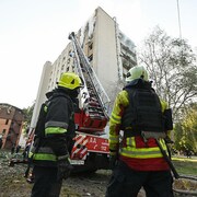 Des pompiers éteignent un incendie dans un immeuble résidentiel à Kharkiv le 7 juillet 2025.