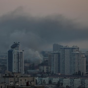 De la fumée s'élève dans le ciel au-dessus de Kiev après une frappe de missile russe, le 30 août 2023.