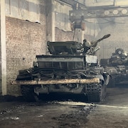 Des tanks ukrainiens en réparation dans un atelier clandestin. 