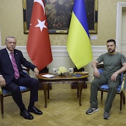Le président Turc Erdogan et le président ukrainien Zelensky assis.