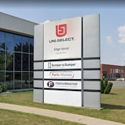 Une enseigne Uni-Sélect devant un immeuble à Boucherville en août 2021.