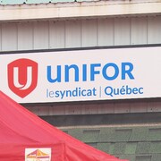 Enseigne extérieure sur un bâtiment avec la mention Unifor le syndicat Québec.