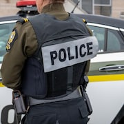 Une policière porte l'uniforme de la Sûreté du Québec.