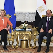 Le président égyptien Abdel-Fattah Al-Sissi et la présidente de la Commission européenne Ursula von der Leyen sont assis côte à côte.