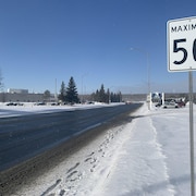 Des voitures circulent dans une zone de 50 kilomètres à l'heure à Rouyn-Noranda.