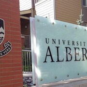 Le panneau extérieur de l'Université de l'Alberta.