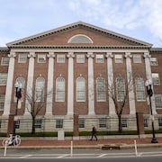 La façade de l'Université Harvard.