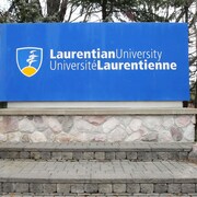 Le panneau à l'entrée de l'Université Laurentienne.