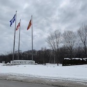 Une entrée de l'Université Laval, en hiver