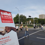 Des étudiants marchent sur le campus de l'Université Laval lors de la rentrée scolaire.
