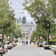 Des étudiants circulent sur le campus de l'Université McGill.
