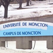 Enseigne de l'Université de Moncton en hiver.