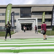 Des étudiants entrent à l'UQAC.