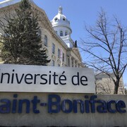 Un panneau sur lequel il est écrit Université de Saint-Boniface devant l'édifice.