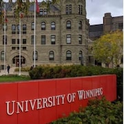 L’Université de Winnipeg et une enseigne indiquant que l’on se trouve sur le campus de cette université.