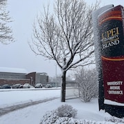 Vue de l'entrée, en hiver et sous la neige, de l'Université de l'Île-du-Prince-Édouard depuis l'avenue University. 