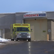 Ambulance devant l'entrée de la salle d'urgence de l'hôpital de Shawinigan