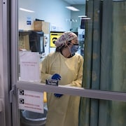 Une travailleuse de la santé entre dans une chambre aux urgences de l'Hôpital pour enfants de Toronto.