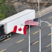 Un camion de transport traverse le pont Lewiston-Queenston en direction de l'État de New York depuis le Canada, sur cette photo d'archives.