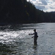 Un pêcheur lance sa ligne à l’eau dans la rivière Kootenai, en aval du réservoir Koocanusa, près de la frontière entre les États du Montana et de l'Idaho, aux États-Unis, le 19 septembre 2014.