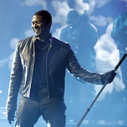 Usher sourit sur scène.