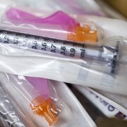 Image d'une seringue pour un vaccin contre la grippe. 