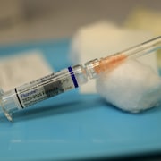 Une seringue de vaccin contre l'influenza.