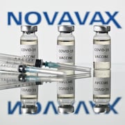 Des flacons de vaccin contre la COVID-19.