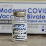 Une fiole du vaccin contre la COVID-19 de Moderna, bivalent.