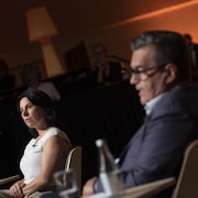 Valérie Plante et Denis Coderre assis lors d'un débat.