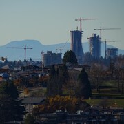 Un paysage urbain de la ville de Vancouver, avec de nombreuses grues.