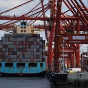 Des grues déchargent des conteneurs provenant de l'international au port de Vancouver le mardi 25 avril 2023.