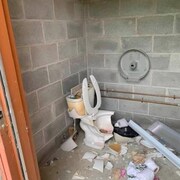 Des toilettes publiques saccagées.