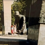 Joey et Héloïse Chartrand devant un monument militaire.