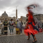 Des membres de la délégation autochtone font une danse traditionnelle sur la Place St-Pierre, au Vatican, le 31 mars 2022.