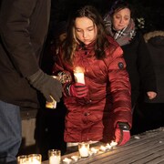Des citoyens participent à une veillée à la chandelle à la mémoire des victimes de la fusillade de Vaughan le 21 décembre 2022.
