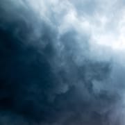 Des nuages orageux menaçants, aux teintes de gris, bleu et noir.