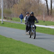 Des cyclistes en vélo à assistance électrique.